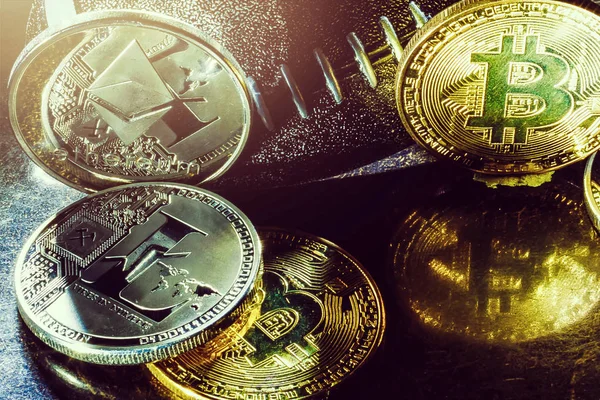 Golden Cryptocurrencys Bitcoin Ethereum Litecoin Dan Gundukan Emas Gambar Konsep — Stok Foto
