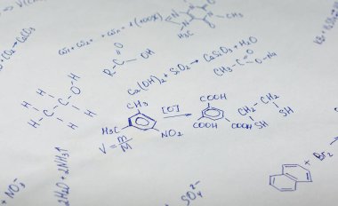 Soyut bilim ve okul sınıf arka planda beyaz tahta üzerinde kimyasal molekül yapısı 
