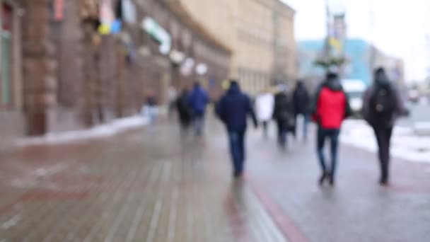 Mensen Het Dragen Van Warme Kleren Lopen Herfst Straat Kiev — Stockvideo