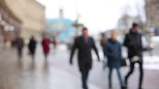 Persone Che Indossano Vestiti Caldi Camminando Strada Autunno Kiev Ucraina — Video Stock