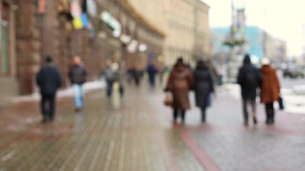 Mensen Het Dragen Van Warme Kleren Lopen Herfst Straat Kiev — Stockvideo