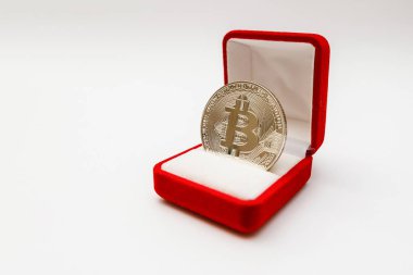 Para bitcoin bir yüzük ya da takı kripto para birimi, en iyi hediye kavram kavramı bir hediye kutusunda