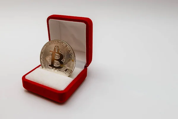 Koin Bitcoin Dalam Kotak Hadiah Untuk Cincin Atau Perhiasan Konsep — Stok Foto