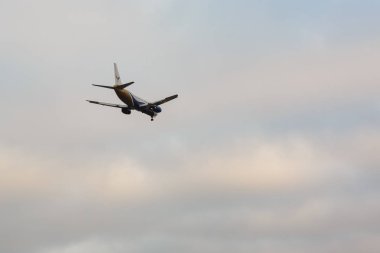 Beyaz uçak profil uçak tırmanmak bulut güneş parlamayı boş yüksekliği kadar etiket yok