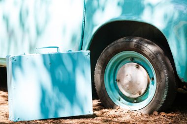 Eski arabanın bagajına tekerlek üzerinde eski çanta