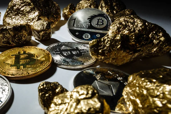 Bitcoin Bitcoin Auf Golden Nugget Gold Hintergrund Finanzierungskonzept — Stockfoto