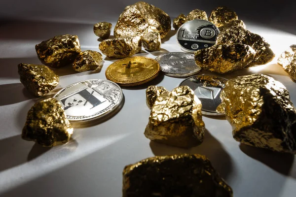 Bitcoin Bitcoin Altın Külçe Altın Arka Plan Ekonomi Kavramı Üzerinde — Stok fotoğraf