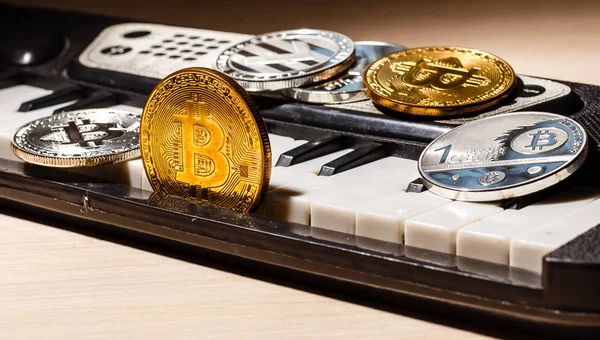 Arany Bitcoins Billentyűzet Zongora — Stock Fotó