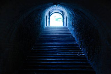 Ortaçağ Kalesi, eski taşlı merdivenin mistik görünümü