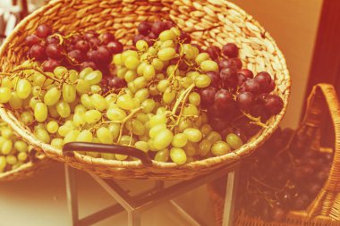 Işık darbeleri ile beyaz üzüm sepeti