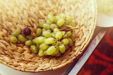 üzüm sepeti grunge arka plan üzerinde ahşap tablo