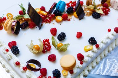 Beyaz arka planda, yumuşak odak taze çilek ile kek 