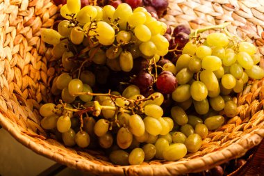 Beyaz ve koyu gri sepet üzüm. Soyut en az meyve natürmort 