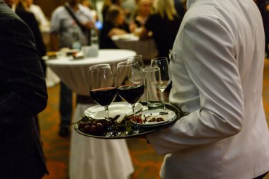 Kirli ve kullanılmış cam tabaklar, bardaklar ve bardaklar bir restoran masasında.