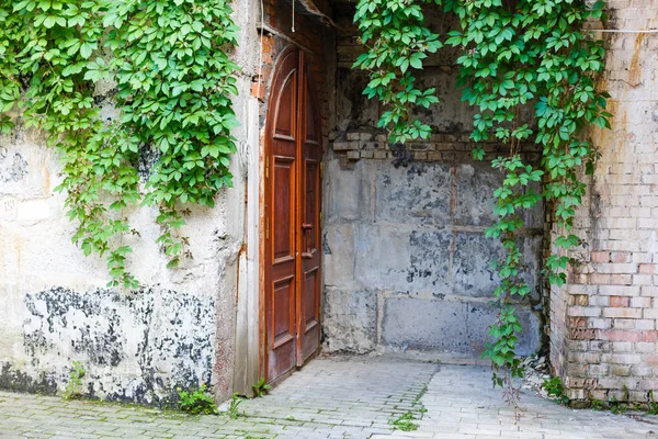 Puerta Madera Retro Fuera Antigua Casa Italiana Una Pequeña Ciudad — Foto de Stock