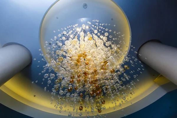 不寻常的吊灯与气泡和冰柱形状 Plafonds — 图库照片