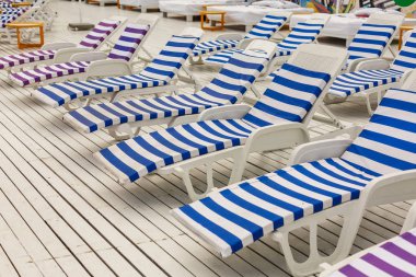 Yüzme Havuzu, tatil kavramı, boş şezlonglar