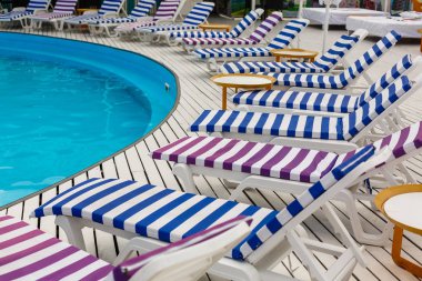 Yüzme Havuzu, tatil kavramı, boş şezlonglar