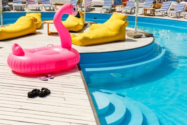 Renkli şişme daire. Pembe Flamingo ve ananas. Yaz. Havuzu. Aquapark