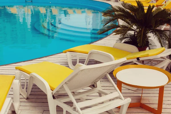 Piscine Avec Chaises Longues Jaunes — Photo