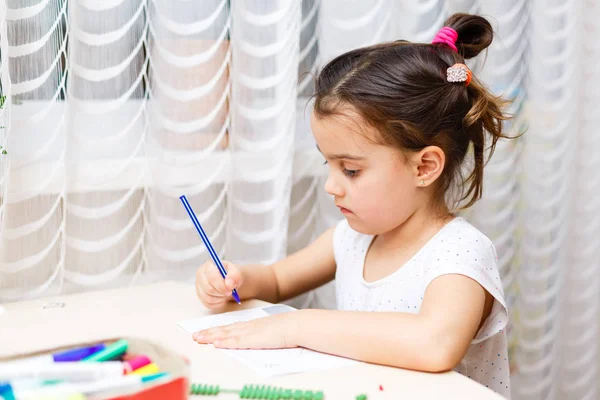 可爱的小女孩用彩色铅笔在学龄前绘图 — 图库照片