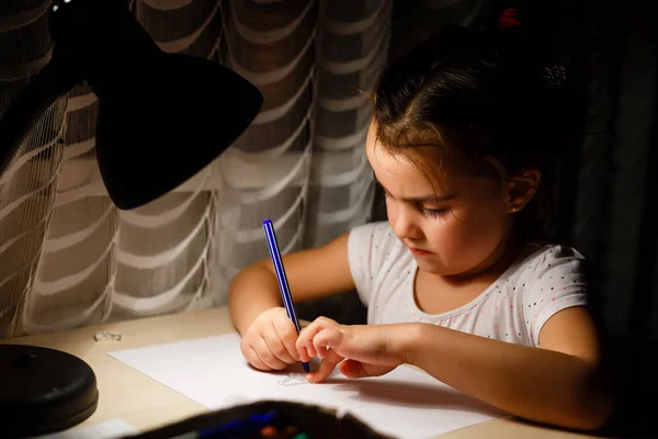 Menina Escrevendo Notebook Mesa Com Lâmpada — Fotografia de Stock