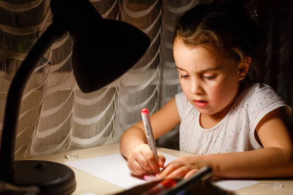 Маленька Дівчинка Пише Блокноті Столом Лампою — стокове фото