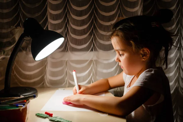 Menina Escrevendo Notebook Mesa Com Lâmpada — Fotografia de Stock