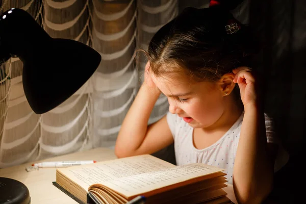 Красива Дівчинка Читає Книгу Сидячи Столом Під Лампою Діти Освіта — стокове фото