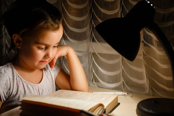 Hübsches Kleines Mädchen Liest Buch Tisch Unter Lampe Kinder Und — Stockfoto