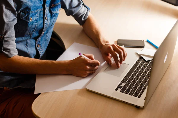 Close Mãos Masculinas Usando Computador Portátil Com Tablet Sentado Mesa — Fotografia de Stock