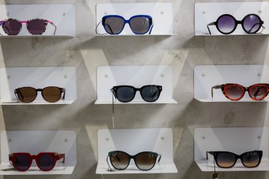 Optik dükkanında farklı güneş gözlükleri var.