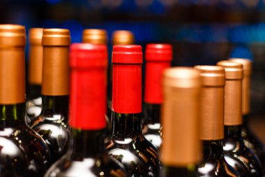 Şarap deposunda şarap şişeleri