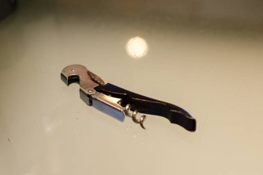 Metal bir penseye yakın çekim