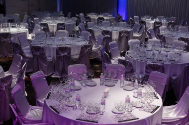 Lokantada ziyafet için masa hazır.