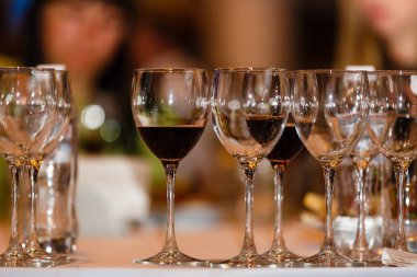 masada şarap bardağım boş, yakın çekim