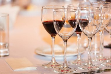 Beyaz şarap gözlük, closeup içine dökme 