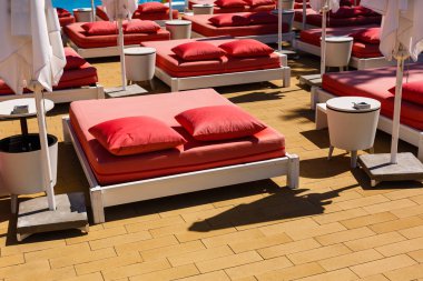 plaj sandalyeleri Yüzme Havuzu yakınlarında