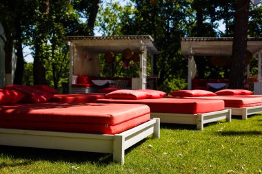 plaj sandalyeleri Yüzme Havuzu yakınlarında