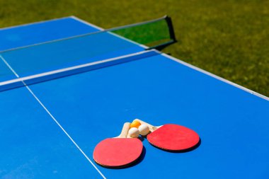 Raketleri için Masa Tenisi kırmızı renk ve bir top bir tenis tabloda görüntülemek yukarıdan
