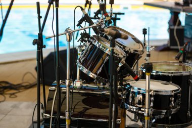 Modern davul seti sahneye hazır..