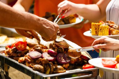 Gıda kutlama parti kavramı yemek Catering Mutfak açık büfe akşam yemeği mutfağı. Tüm gurup açık büfe yemek kapalı et ve sebze ile lüks restoranda yemek yiyebilir.