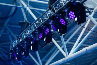 Konserde sahne mavi ışıkları 