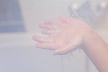 Küçük çocuk el ayrıntı sabun ve su ile yıkama