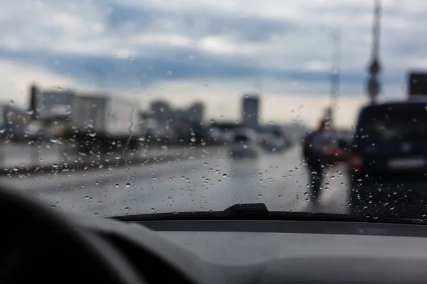 Gotas Agua Parabrisas Tráfico Ciudad Día Lluvioso Vista Del Parabrisas — Foto de Stock