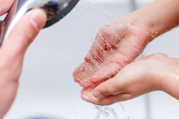 Kleines Mädchen Wäscht Sich Die Hände Mit Wasser Nahaufnahme — Stockfoto