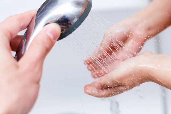 Menina Lavando Mãos Com Água Perto — Fotografia de Stock