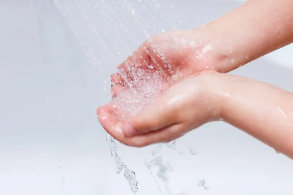 küçük kız elleri su ile yıkama yakın çekim