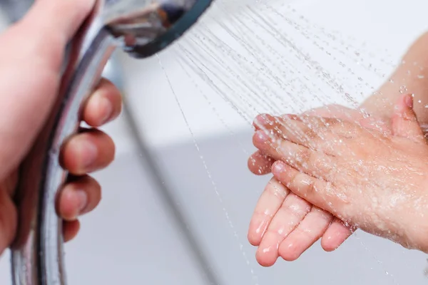 Kleines Kind Wäscht Hände Mit Seife Und Wasser Detail — Stockfoto