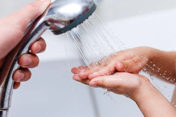 Klein Kind Wassen Van Handen Met Water Zeep Detail — Stockfoto